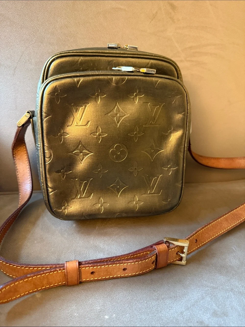 Louis Vuitton Monogram Vernis Crossbody gold metallic 8”x 6.5”